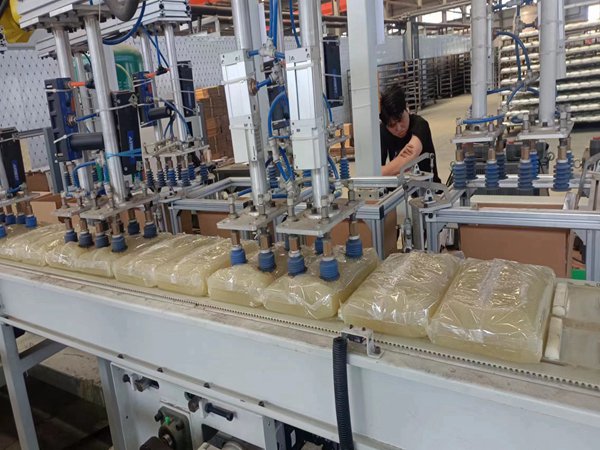 搬運機器人自動化生產(chǎn)線展示 工業(yè)搬運機器人自動化生產(chǎn)線介紹