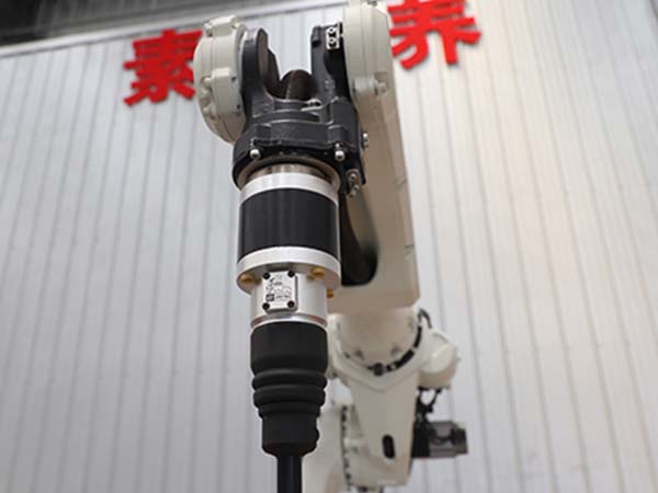 電磁場對焊接機(jī)器人有危害嗎？該如何解決？