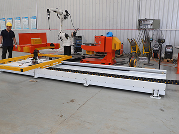 全自動(dòng)焊接機(jī)器人常見(jiàn)的輔助設(shè)備有機(jī)器人地軌
