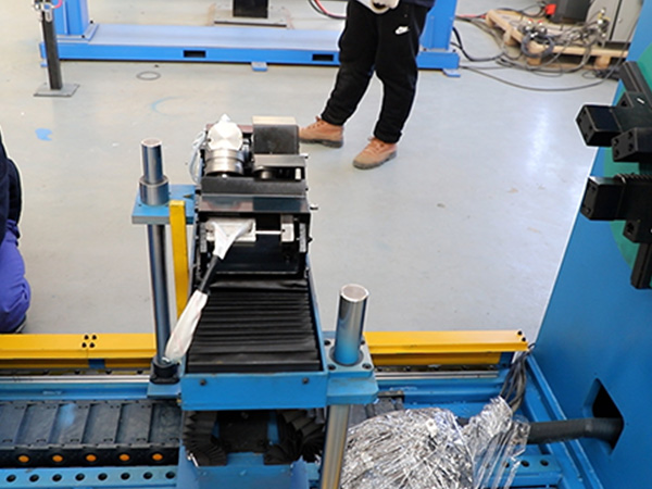 焊接變位機可適應不同規(guī)格的焊件